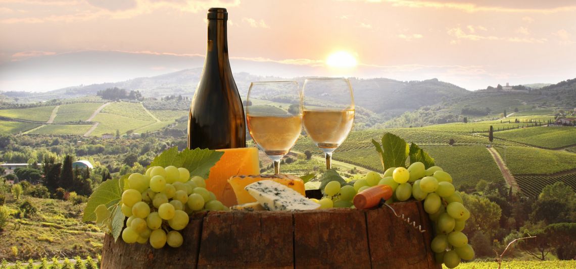 Der Rheingauer Klassiker ist mit dem Planwagen durch die Weinberge zu fahren.